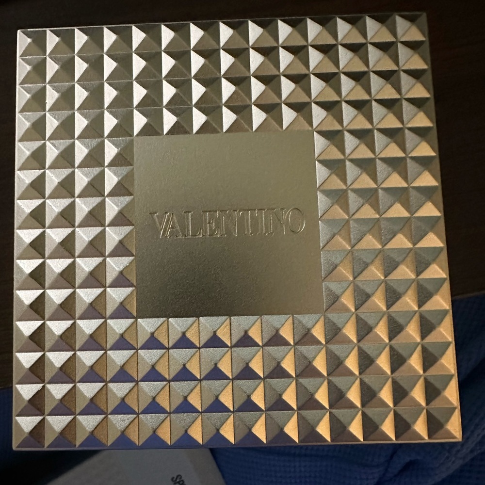 New Valentino Spike Valentino Clutch Box in White with Gold Logo - Picture 5 of 5